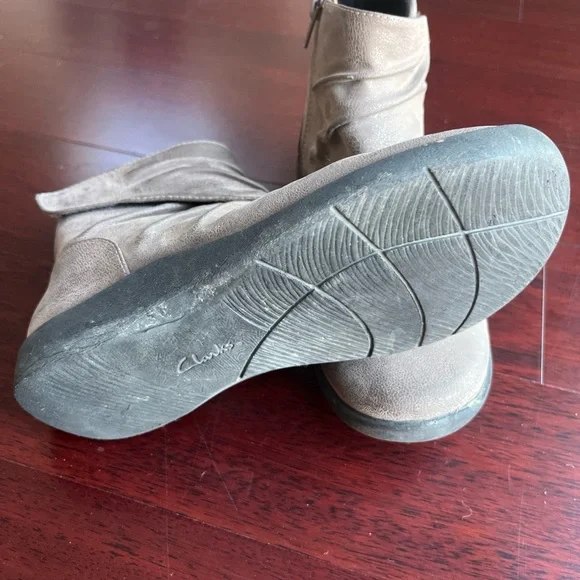Clarks Cloud Steppers Gathered Rushed Metallic Taupe Pretty Ankle Boots Sz 6.5 - Picture 3 of 5